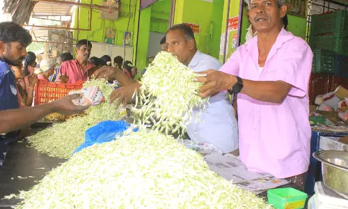 கடும் பனிப்பொழிவு-புத்தாண்டை முன்னிட்டு நெல்லையில் மல்லிகைப்பூ விலை உயர்வுகிலோ ரூ.3 ஆயிரத்திற்கு விற்பனை