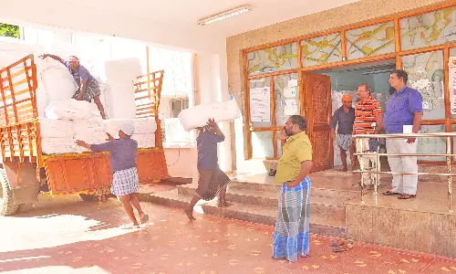 பொங்கல் பண்டிகைக்கு விநியோகிக்க இலவச வேட்டி-சேலைகள் குமரி மாவட்டம் வந்தன