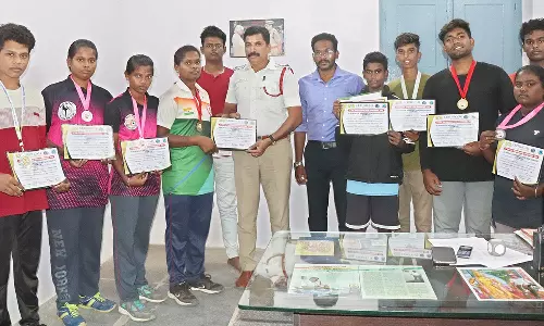 குத்துச்சண்டை போட்டியில் பதக்கம் வென்ற மாணவர்களுக்கு பாராட்டு