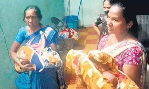 ஒரே நேரத்தில் பிறந்த ஆண், பெண் குழந்தைகள் மாறியதால் சர்ச்சை- ஆண் குழந்தைக்கு போட்டிபோடும் தாய்மார்கள்