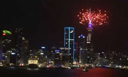 உலகில் முதல் நாடாக நியூசிலாந்தில் 2023 புத்தாண்டு பிறந்தது- வாணவேடிக்கையுடன் மக்கள் வரவேற்பு