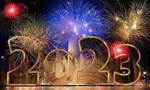 ஆங்கில புத்தாண்டு 2023 பிறந்தது: பொதுமக்கள் உற்சாக கொண்டாட்டம்- தேவாலயங்களில் சிறப்பு பிரார்த்தனை