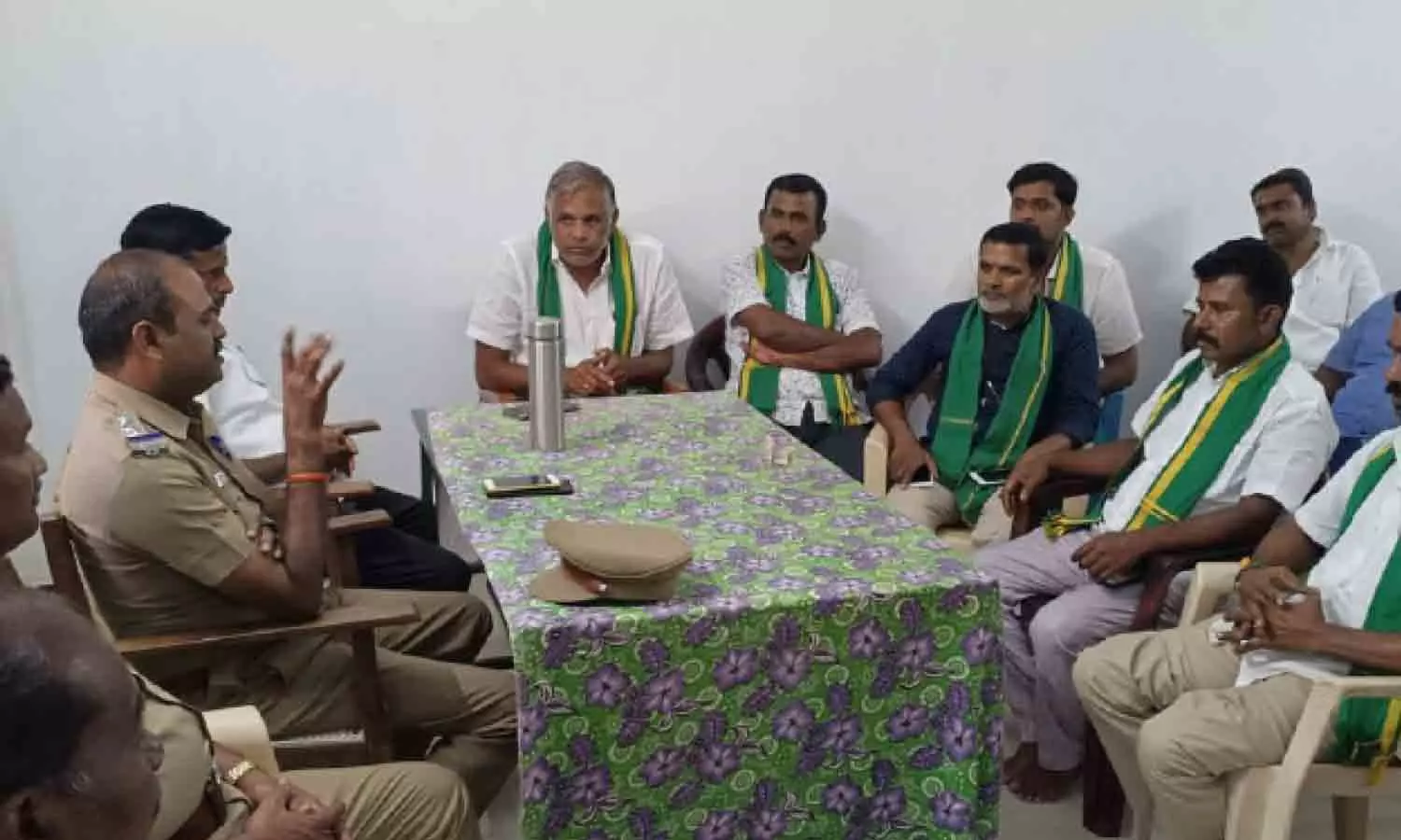 சாலைகளில் கான்கிரீட் கலவைகள் கொட்டினால் உரிமம் ரத்து - போலீசார் எச்சரிக்கை