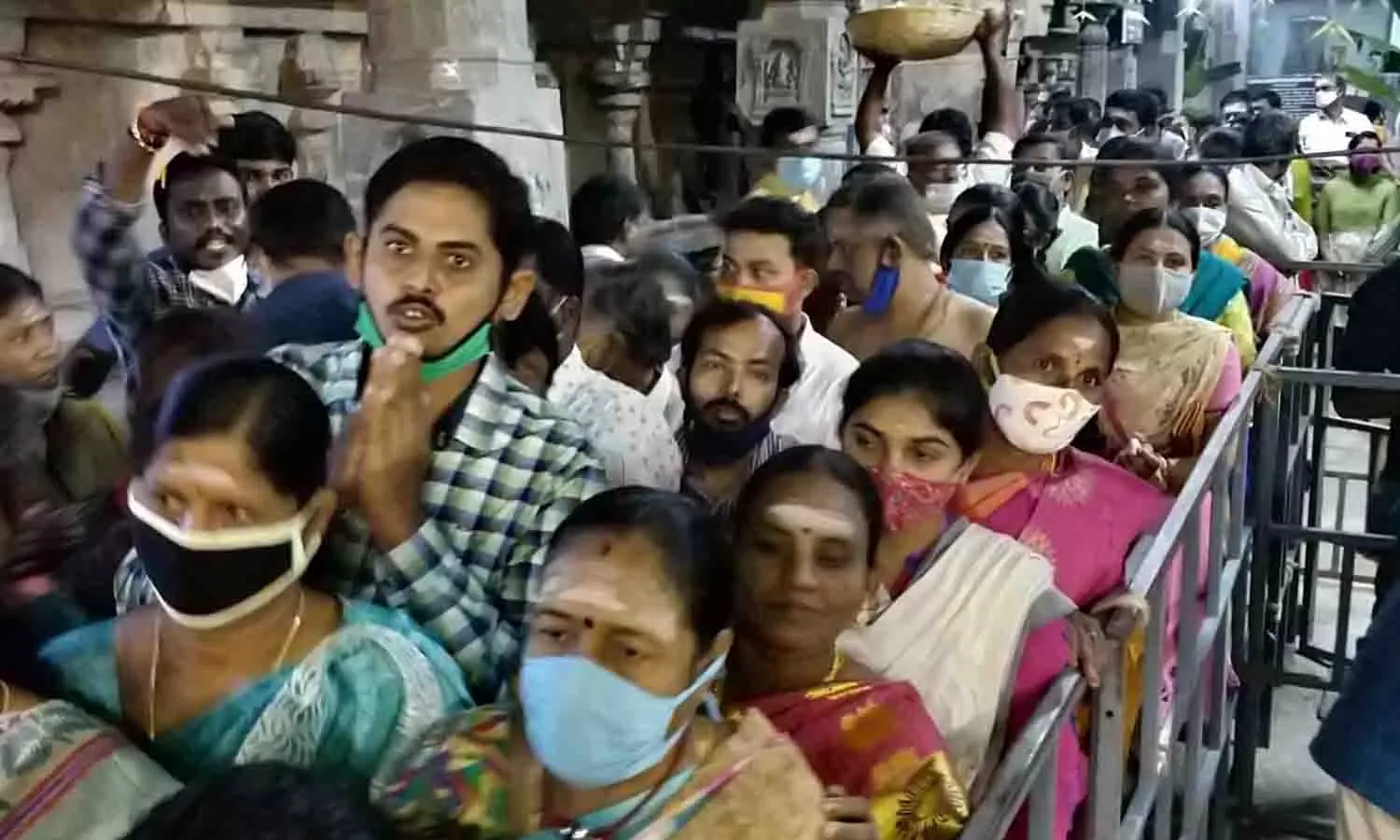 ஆங்கில புத்தாண்டையொட்டி திருப்பூர் கோவில்களில் சிறப்பு வழிபாடு - பக்தர்கள் குவிந்தனர்