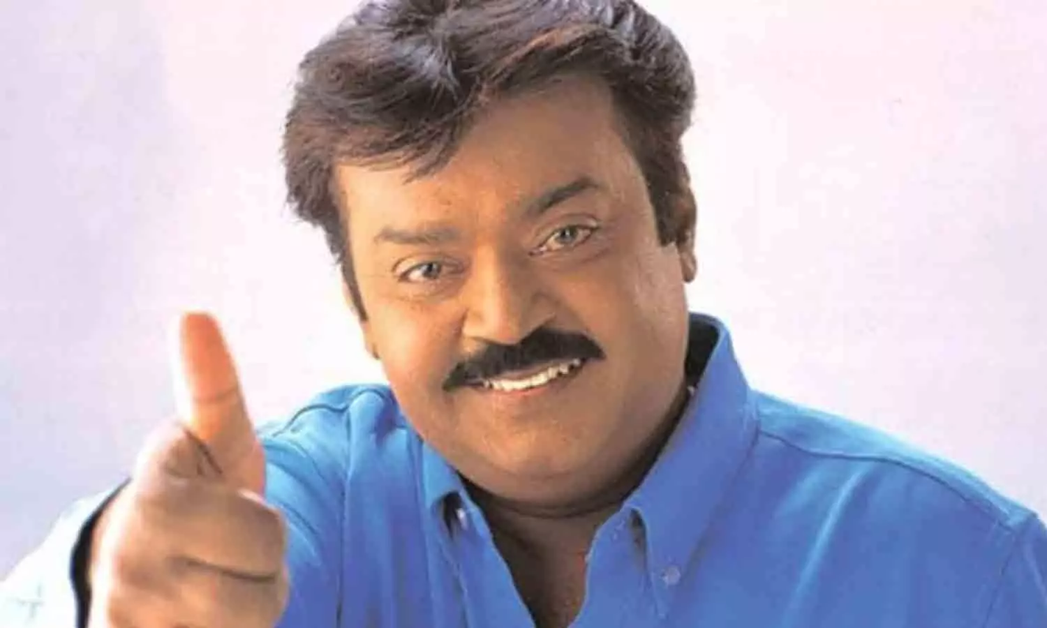 தொண்டர்களுக்கு கையசைத்து புத்தாண்டு வாழ்த்து தெரிவித்த விஜயகாந்த் தொண்டர்களுக்கு கையசைத்து புத்தாண்டு வாழ்த்து தெரிவித்த விஜயகாந்த்