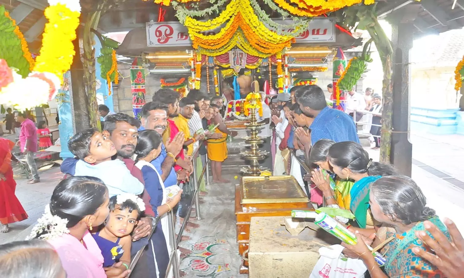புத்தாண்டையொட்டி கோவில்களில் பக்தர்கள் கூட்டம் அலைமோதியது புத்தாண்டையொட்டி கோவில்களில் பக்தர்கள் கூட்டம் அலைமோதியது