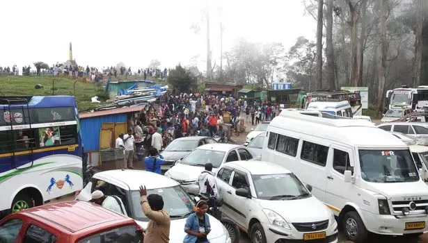 புத்தாண்டை கொண்டாட கொடைக்கானலில் குவிந்த சுற்றுலா பயணிகள்- கடும் போக்குவரத்து நெரிசல்