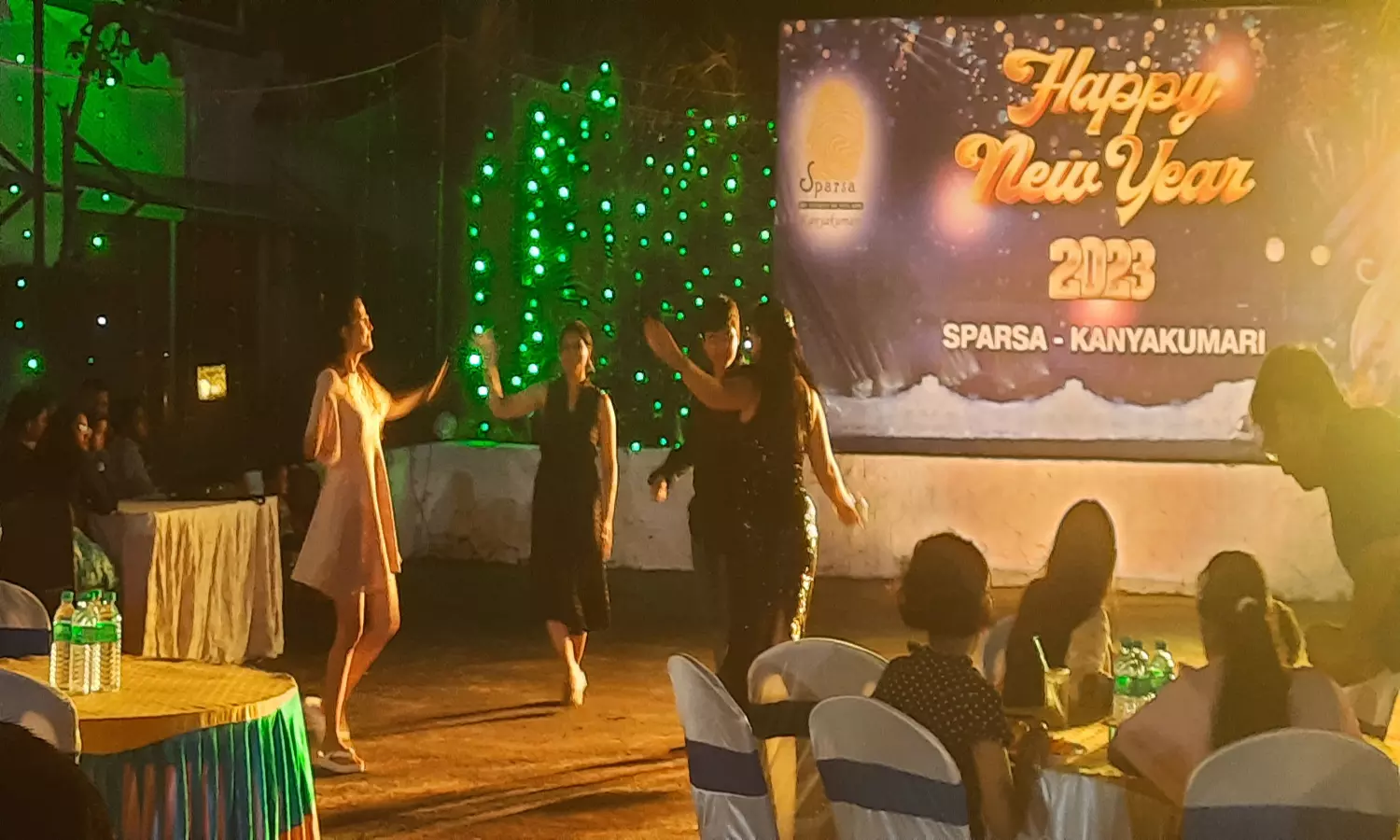 கன்னியாகுமரியில் ஆட்டம்-பாட்டத்துடன் புத்தாண்டு கொண்டாட்டம் கன்னியாகுமரியில் ஆட்டம்-பாட்டத்துடன் புத்தாண்டு கொண்டாட்டம்