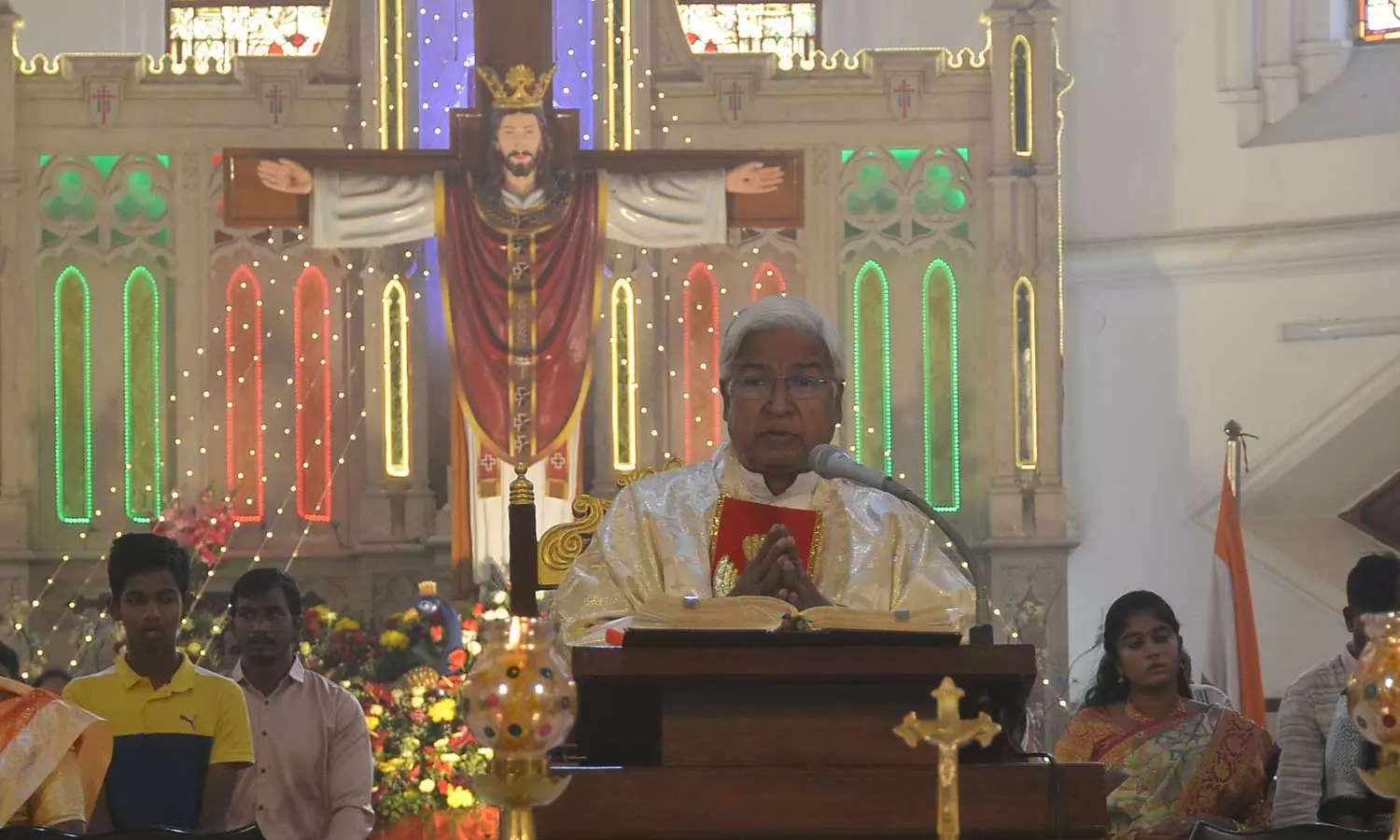 புத்தாண்டையொட்டி கிறிஸ்தவ தேவாலயங்களில் சிறப்பு பிரார்த்தனை புத்தாண்டையொட்டி கிறிஸ்தவ தேவாலயங்களில் சிறப்பு பிரார்த்தனை