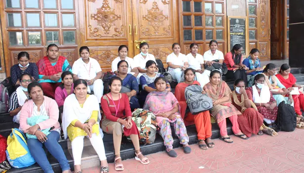 பணி வழங்க கோரி சேலம் கலெக்டர் அலுவலக நுழைவு  வாயிலில் நர்சுகள் காத்திருப்பு போராட்டம்