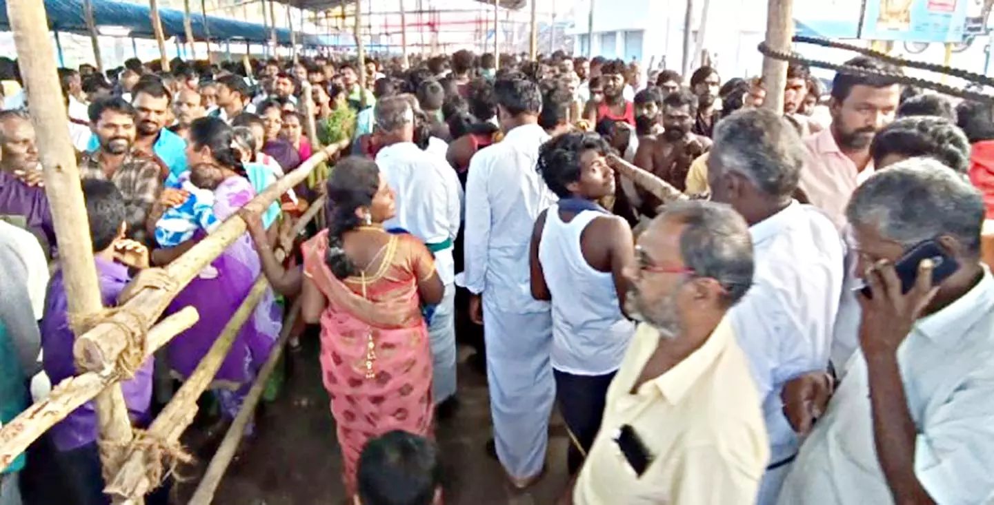 பிள்ளையார்பட்டி கோவிலில் திரளான பக்தர்கள் நீண்ட வரிசையில் நின்று வழிபாடு பிள்ளையார்பட்டி கோவிலில் திரளான பக்தர்கள் நீண்ட வரிசையில் நின்று வழிபாடு