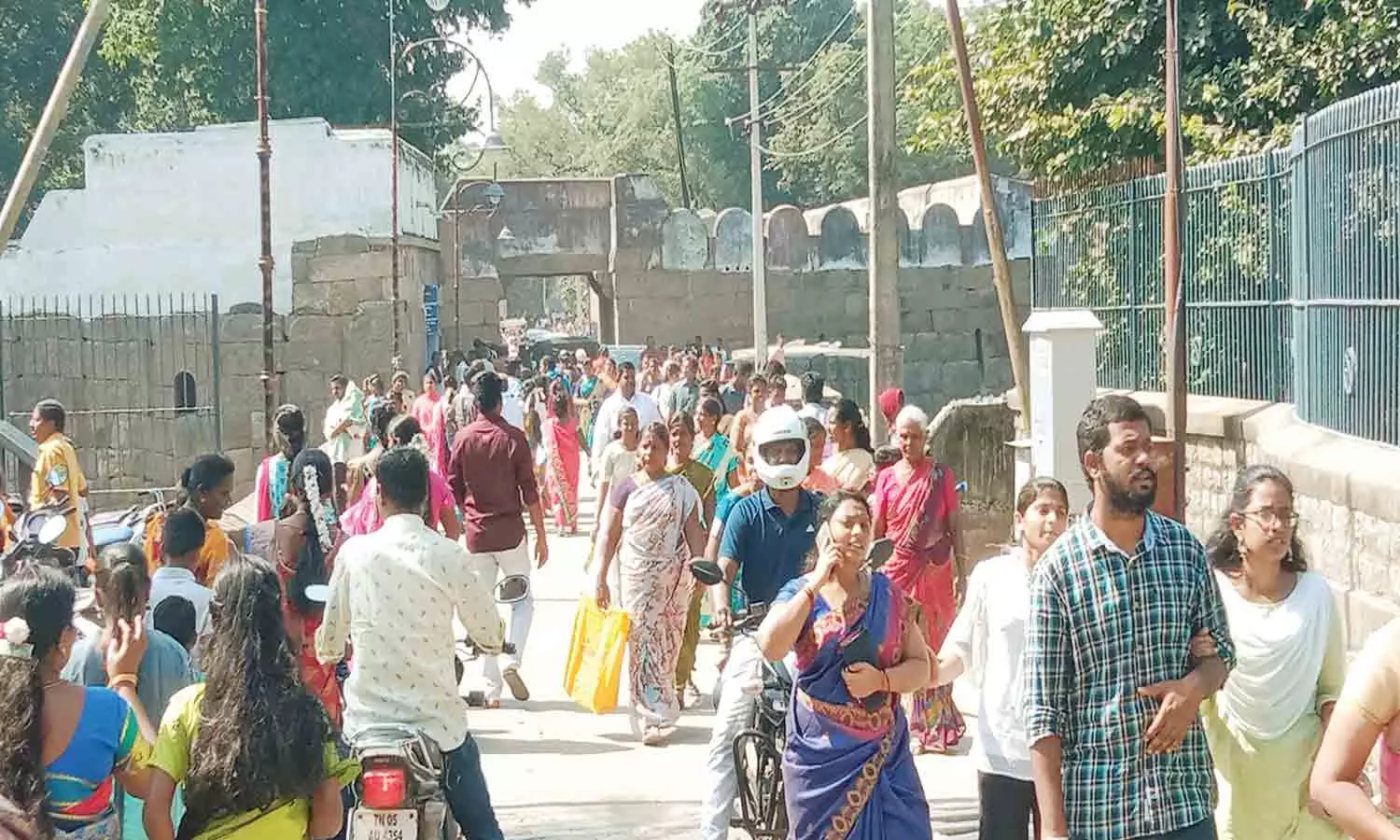 புத்தாண்டையொட்டி வேலூர் கோட்டையில் பொதுமக்கள் கூட்டம் அலைமோதியது