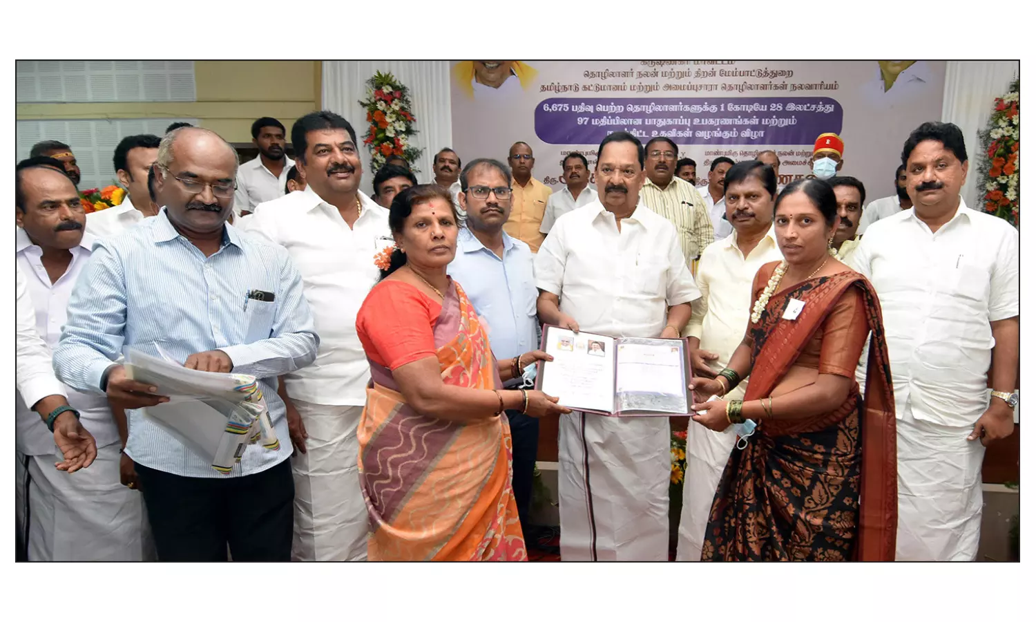 மகளிர் சுய உதவிக்குழுக்களுக்கு கடன் தள்ளுபடி சான்றிதழ்கள் -அமைச்சர் வழங்கினார்