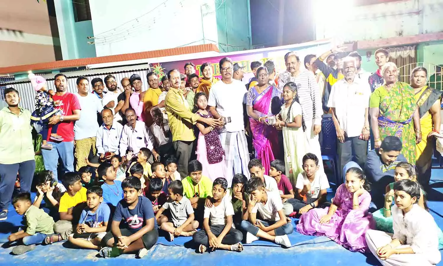 வீட்டு வசதி வாரிய குடியிருப்பு பகுதியில் மாணவ, மாணவிகளுக்கு பல்வேறு போட்டிகள் வீட்டு வசதி வாரிய குடியிருப்பு பகுதியில் மாணவ, மாணவிகளுக்கு பல்வேறு போட்டிகள்