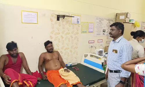திட்டக்குடி அருகே வேன் கவிழ்ந்தது.: ஆதிபராசக்தி கோவிலுக்கு சென்ற பக்தர்கள் 19 பேர் காயம்