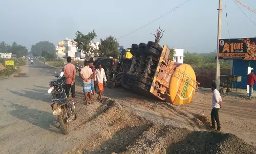 மங்கலம்பேட்டை அருகே தலை குப்புற கவிழ்ந்த டேங்கர் லாரி