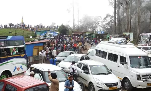 புத்தாண்டை கொண்டாட கொடைக்கானலில் குவிந்த சுற்றுலா பயணிகள்- கடும் போக்குவரத்து நெரிசல்