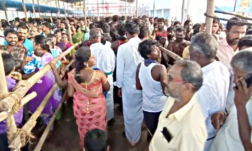 பிள்ளையார்பட்டி கோவிலில் திரளான  பக்தர்கள் நீண்ட வரிசையில் நின்று வழிபாடு