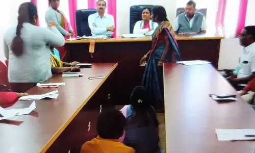 கோத்தகிரி பேரூராட்சி கூட்டத்தில் தி.மு.க- அ.தி.மு.க கவுன்சிலர்கள் தர்ணா