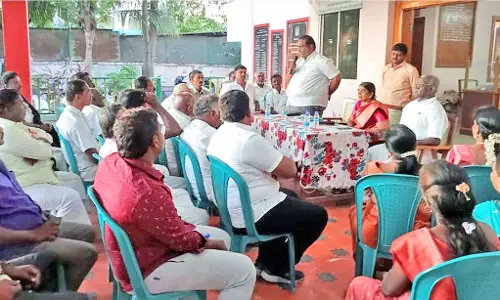 ஆறுமுகநேரியில்  போக்குவரத்து நெரிசலை தவிர்க்க நவீன பஸ் நிறுத்த கூடங்கள் - அனைத்து கட்சி கூட்டத்தில் முடிவு