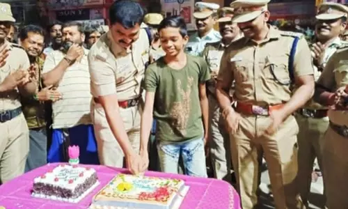தூத்துக்குடியில் பொதுமக்கள்-காவலர்களுடன் கேக் வெட்டி புத்தாண்டை கொண்டாடிய  போலீஸ் சூப்பிரண்டு