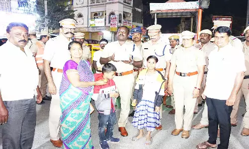 கலெக்டர், போலீஸ் சூப்பிரண்டு கேக் வெட்டி புத்தாண்டு வாழ்த்து