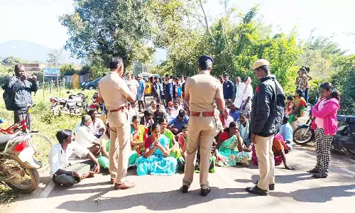 ஏலகிரி மலையில் பொது மக்கள் மறியல்