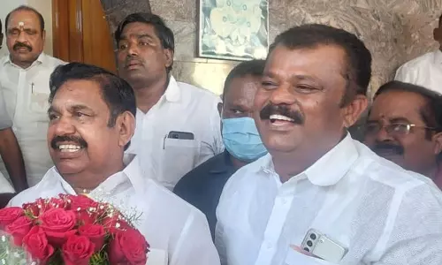 ஓசூர் அ.தி.மு.கவினர் எடப்பாடி பழனிசாமியை  சந்தித்து வாழ்த்து