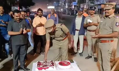 காஞ்சிபுரத்தில் ரோந்து பணியின்போது பொதுமக்களுடன் கேக் வெட்டி புத்தாண்டு கொண்டாடிய போலீஸ் சூப்பிரண்டு