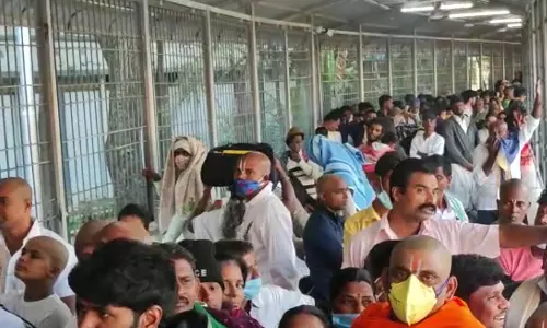 புத்தாண்டையொட்டி திருப்பதியில் பக்தர்கள் குவிந்தனர்- வி.ஐ.பி.க்கள் வருகையால் இலவச தரிசனம் தாமதம்