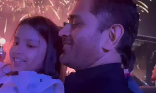 மகளுடன் ஆங்கில புத்தாண்டை வரவேற்ற எம்.எஸ்.டோனி... வைரலாகும் வீடியோ