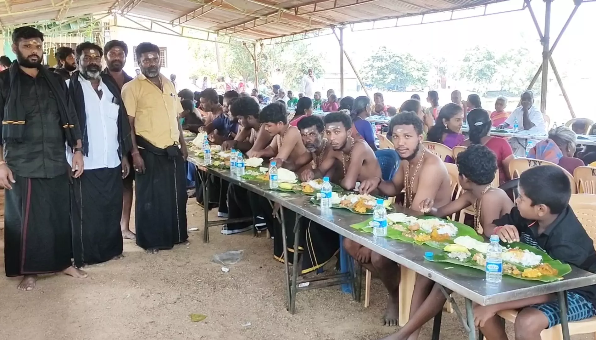 அய்யப்ப பக்தர்கள் சார்பில் அன்னதானம்