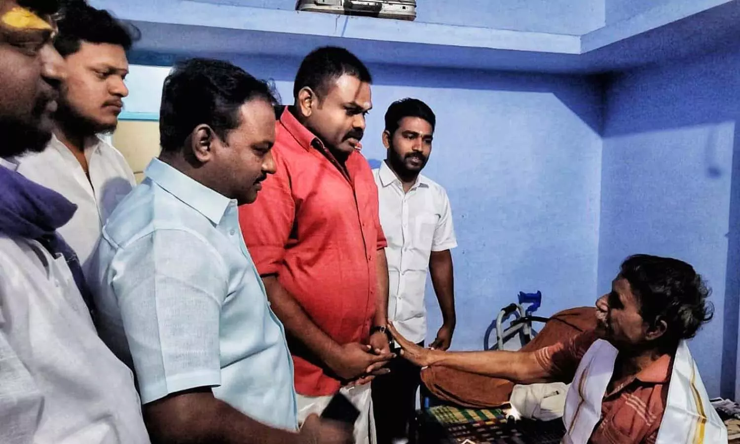 தி.மு.க. மூத்த நிர்வாகிகளுக்கு ராஜா எம்.எல்.ஏ. நிதி உதவி தி.மு.க. மூத்த நிர்வாகிகளுக்கு ராஜா எம்.எல்.ஏ. நிதி உதவி