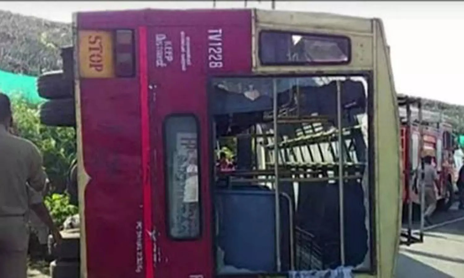 சபரிமலைக்கு பக்தர்களுடன் சென்ற அரசு பஸ் கவிழ்ந்தது: ஒரே இடத்தில் நடக்கும் 3-வது விபத்து சபரிமலைக்கு பக்தர்களுடன் சென்ற அரசு பஸ் கவிழ்ந்தது: ஒரே இடத்தில் நடக்கும் 3-வது விபத்து