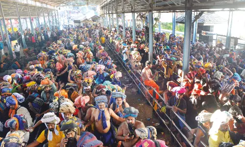 சபரிமலையில் பக்தர்கள் கூட்டம் அலைமோதியது: 8-ந்தேதி வரை முன்பதிவு நிறைவு