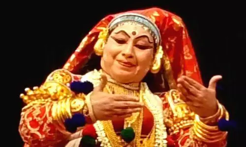 குருவாயூர் கோவிலில் புத்தாண்டு தினத்தில் கதகளி நடனம் ஆடிய வயநாடு மாவட்ட கலெக்டர்