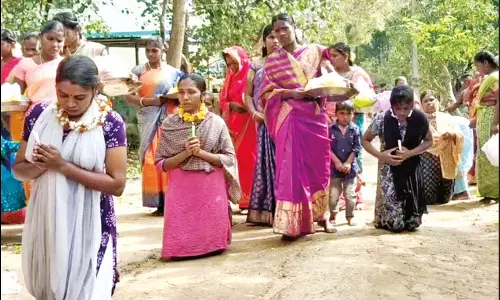 அந்தோணியார் ஆலயத்தில் முட்டிப்போட்டு சென்றும், தீச்சட்டி ஏந்தியும் வினோத வழிபாடு