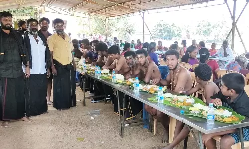 அய்யப்ப பக்தர்கள் சார்பில் அன்னதானம்