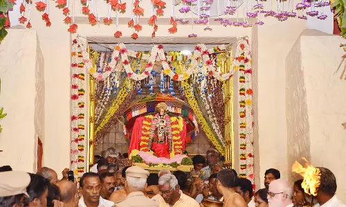 சொர்க்கவாசல் வழியாக பக்தர்கள் வெள்ளத்தில் எழுந்தருளிய சுந்தரராஜ பெருமாள்