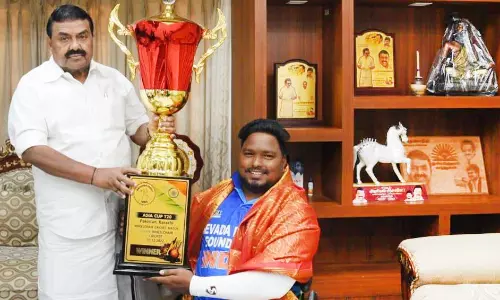 மாற்றுத்திறனாளி வீரர் அமைச்சரிடம் வாழ்த்து