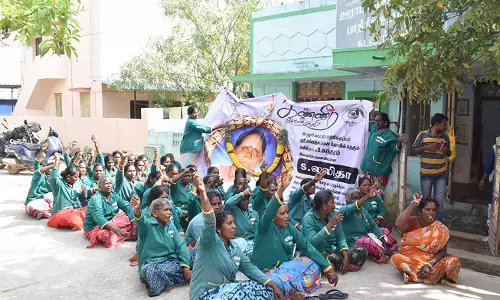 துப்புரவு பெண் ஊழியர் சாவு ஊராட்சி அலுவலகத்தை முற்றுகையிட்டு தர்ணா போராட்டத்தால் பரபரப்பு