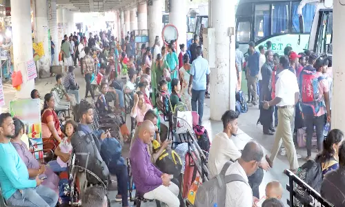 குமரி மாவட்ட பஸ்-ரெயில் நிலையங்களில் அலைமோதிய மக்கள்