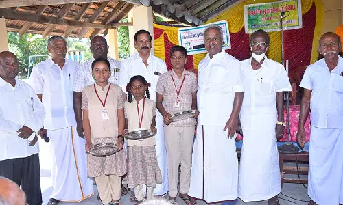வினாடி- வினா போட்டியில் வெற்றி பெற்ற மாணவிகளுக்கு பரிசு