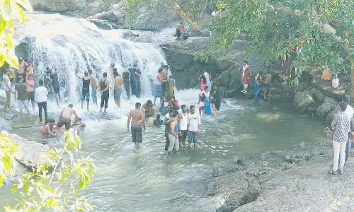 ஆர்ப்பரித்து கொட்டும் பீமன் அருவியில் ஆனந்த குளியல்