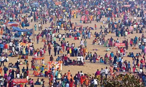 மெரினா கடற்கரையில் நேற்று இரவு திரண்ட ஒரு லட்சம் பேர்- காணாமல் போன 30 குழந்தைகள் மீட்பு