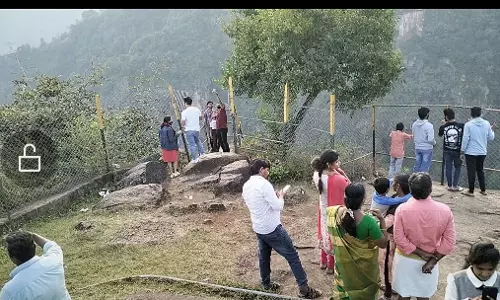 கோத்தகிரி நேரு பூங்காவில் குவிந்த சுற்றுலா பயணிகள்