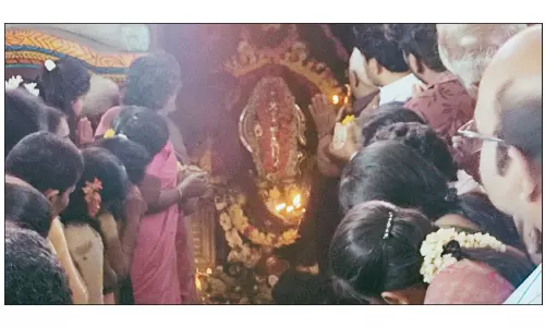 அனுமன் மீது கடலைக்காய் வீசி நூதன வழிபாடு