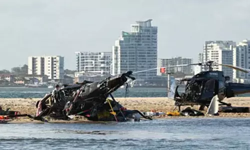 2 ஹெலிகாப்டர்கள் வானில் மோதி விபத்து- 4 பேர் உயிரிழப்பு