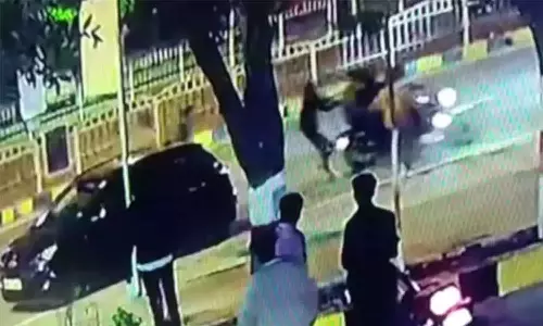 மத்திய பிரதேசத்தில் பயங்கரம்: பிசியான சாலையில் பைக்கை துரத்திச் சென்று கல்லூரி மாணவரை குத்திக்கொன்ற சிறுவர்கள்