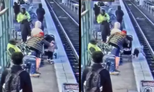 அமெரிக்காவில் கொடூரம்... 3 வயது குழந்தையை ரெயில் நிலைய தண்டவாளத்தில் தள்ளிவிட்ட பெண்